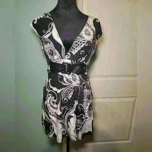 Vintage. 6 degrees Large sleeveless pull over with attached belt